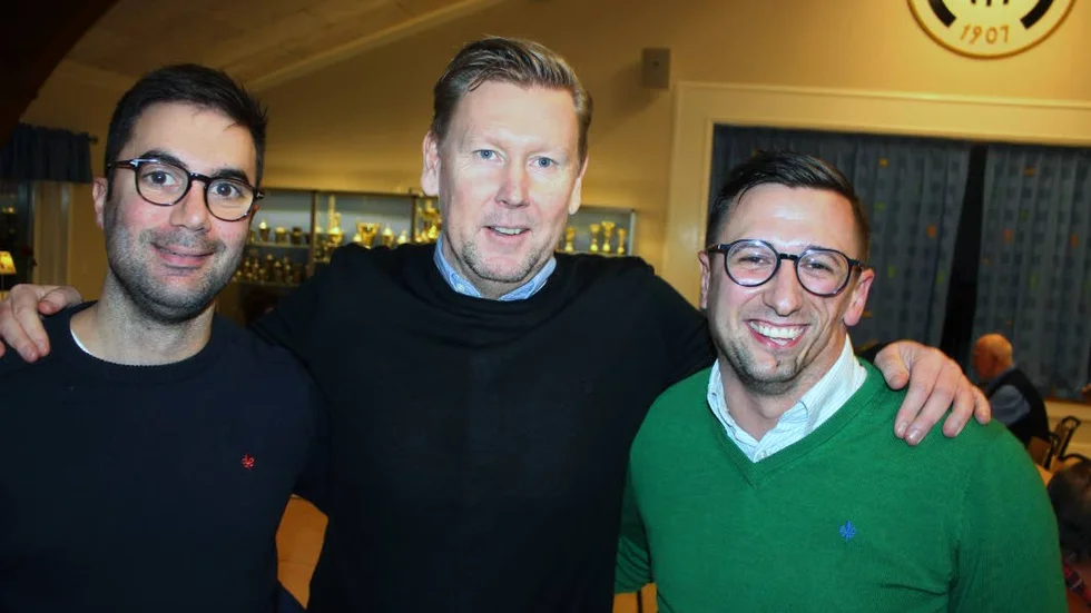 TILLBAKA. Peter Wettergren var tillbaka i Motala och hos Maif på måndagen när ÖFF anordnade fotbollscafé. Daniel Soner och Samir Rekic tränades av Wettergren i både U-lag och seniorlag.