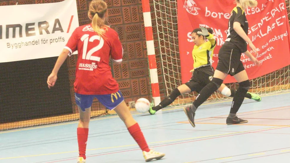Långt ben. Adolfsbergs målvakt Hanna Björn fick sträcka ut ordentligt på ett skott av Sarah Pettersson.