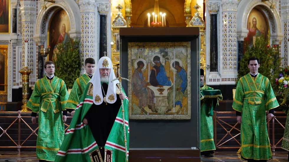 Patriark Kirill i mitten, framför Rubljovs "Treenigheten", under söndagens gudstjänst.