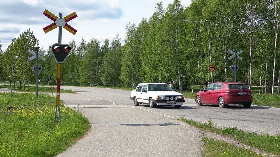 För att höja säkerheten kommer Trafikverket att bygga en korsning med bommar för både bilvägen och gång- och cykelvägen.