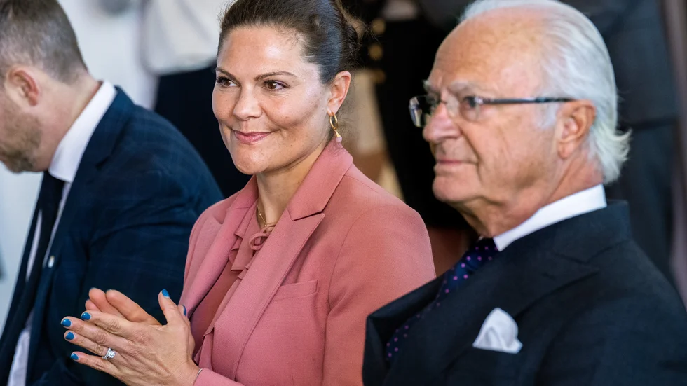 Kronprinsessan Victoria och kung Carl Gustaf är båda populära bland svenskarna.