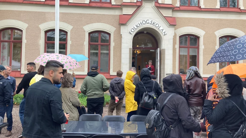 Regn biter inte på en 50-åring. Nyköpings folkhögskola fick både födelsedagssång och högtidstal.