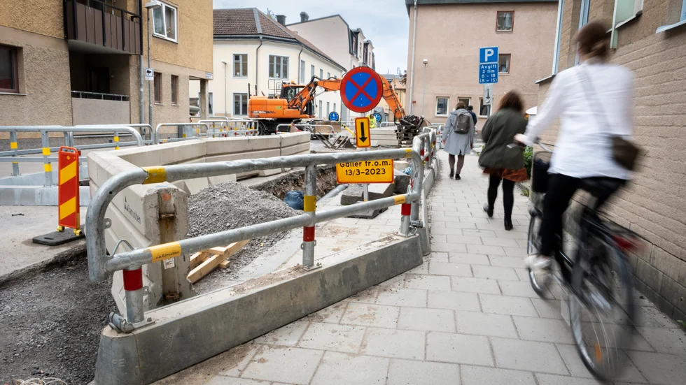 Så länge man inte färdas i en bil går det bra att ta sig förbi arbetet, men inte i bredd.