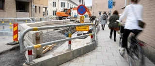 Här grävs hundraåriga ledningar upp under centrala gatan
