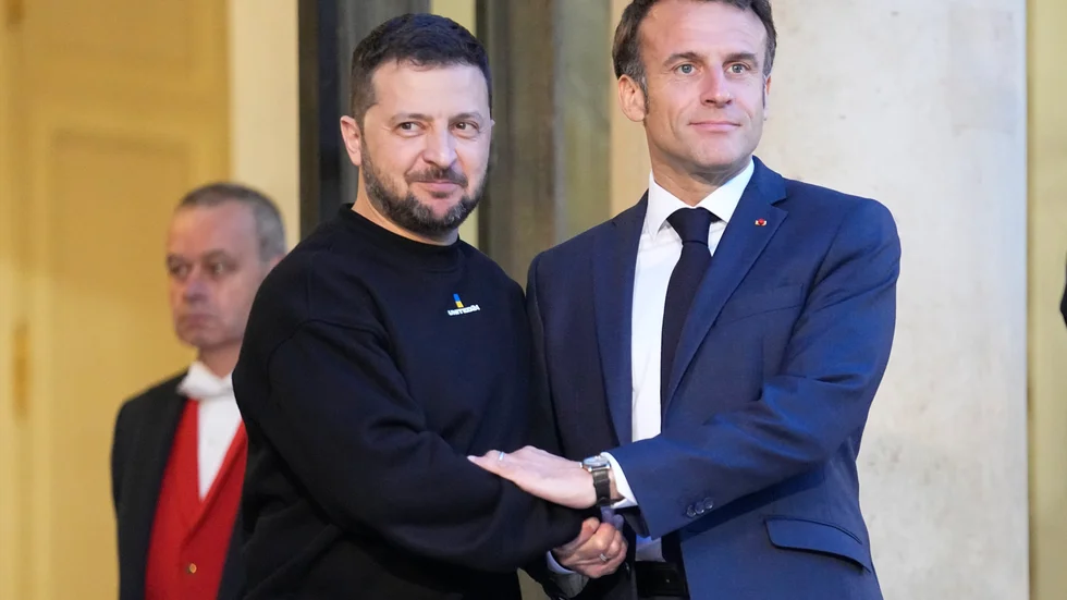 Frankrikes President Emmanuel Macron välkomnade Ukrainas president Volodymyr Zelenskyj vid Élyséepalatset i Paris på söndagen.