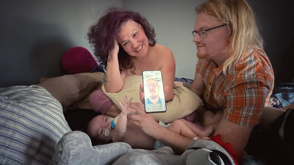 Carro Olivares, Hans Malmqvist och Mathias Simonsson (på Facetime) är en familj som praktiserar polyamori. På sängen ligger även sonen Kirk. 