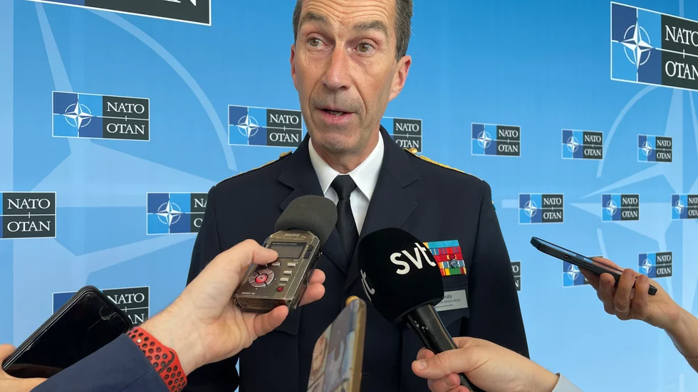ÖB Micael Bydén träffar svenska journalister i samband med Natos försvarschefsmöte i Bryssel.