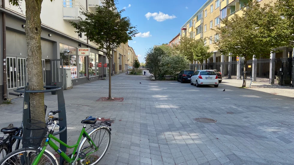 Fem personer har anhållits misstänkta för inblandning i ett mordförsök på en man i 30-årsåldern som hittades skadad på Nyforsgatan natten mot söndag.