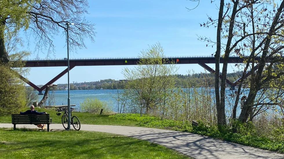 Oskar Sundblad, Vätternrundans vd, tar en paus under flanörcykling i ett grönt och blått Motala. Att rulla långsamt fram blir ett kreativt tillstånd.