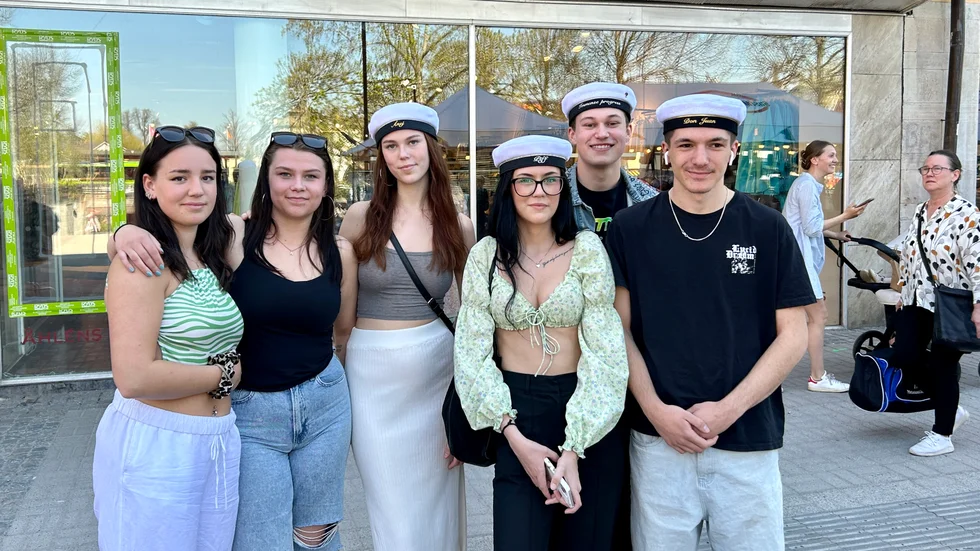 Ett helt knippe studenter från Lindengymnasiet passade på att ta en tur på marknaden. Från vänster: Tindra Olofsson, Alva Sevefjord, Julia Dahlin, Miranda Alverholm, William Karlsson och Elias Halimi. 