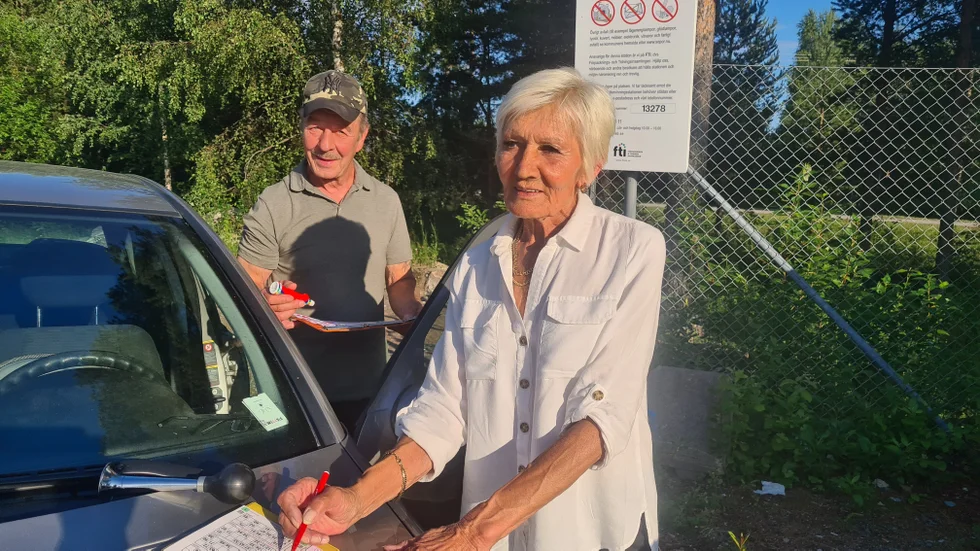 Här är kvällens första vinnare dubbelt upp. Harry Bergström fick trycka på signalhornet två gånger och Riitta Bergström var glad.