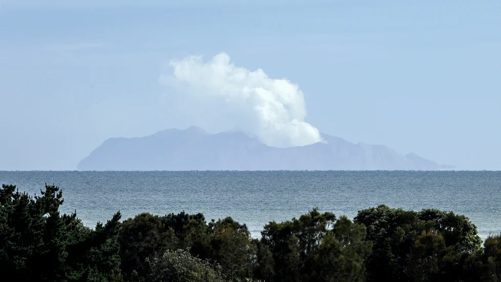 Rök stiger upp från vulkanön White Island i Nya Zeeland, några dagar efter det ödesdigra utbrottet i december 2019. Arkivbild.