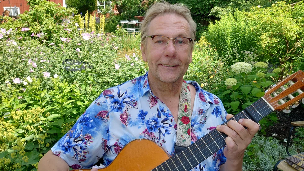 Janne har ägnat sig åt musik hela livet och uppmärksammade snabbt bristen på kultur och underhållning inom äldreomsorgen, där han jobbar som timvikarie.