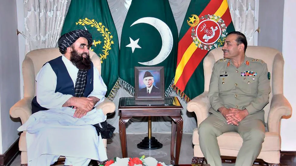 Talibanernas utrikesminister Amir Khan Muttaqi och Pakistans arméchef Asim Munir i Rawalpindi, Pakistan på söndagen.