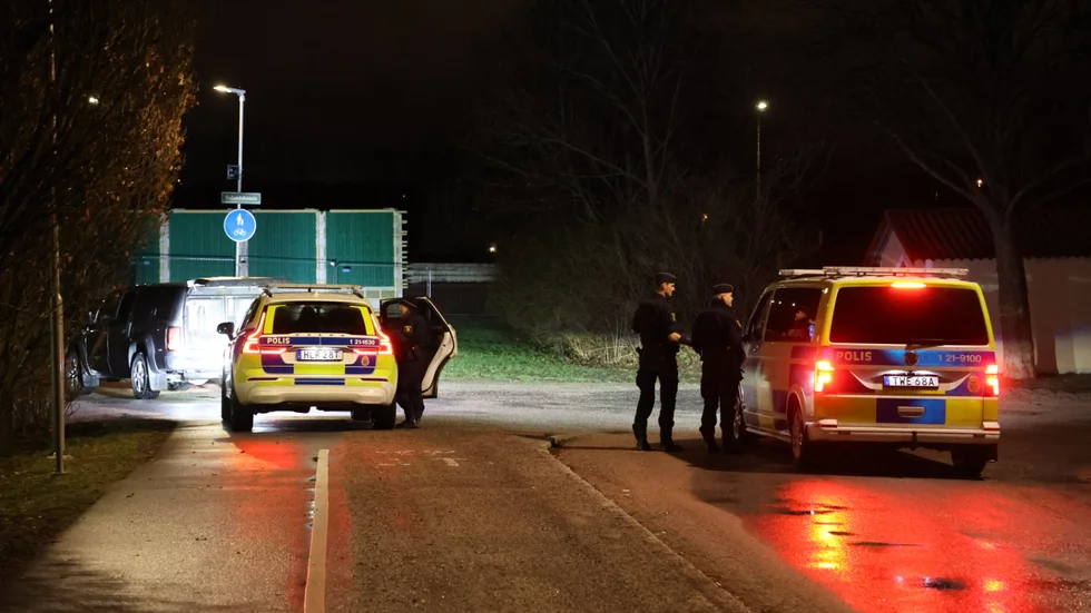 Flera polispatruller larmades till Sala backe efter vålsbrottet. Nu har en misstänkt häktats. 