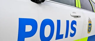 Bilförare sprang från olycka i Motala – hittades på tak