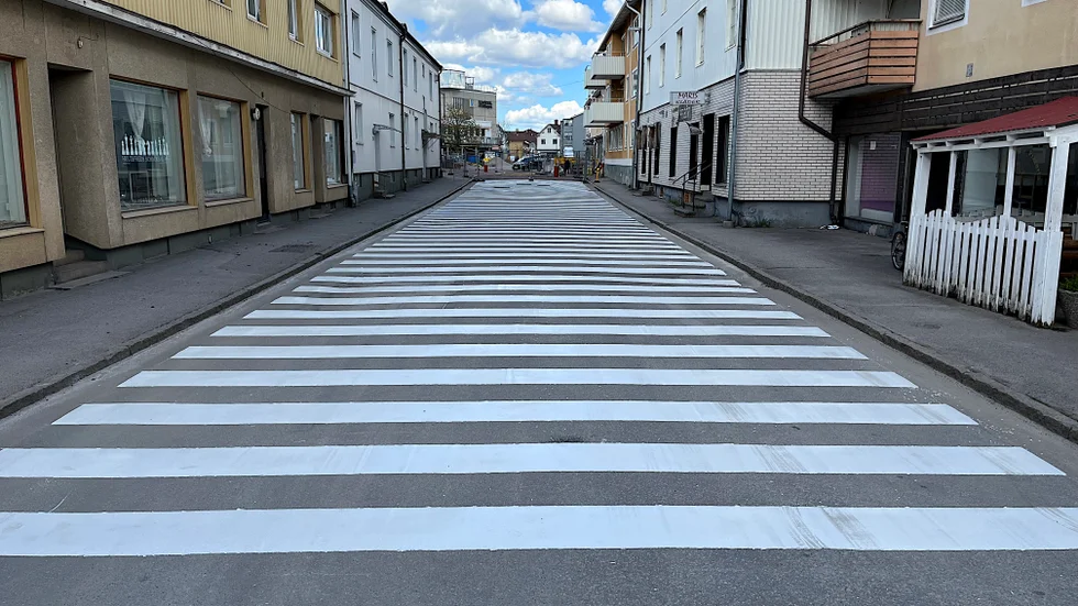 De vita linjerna har målats längs en sträcka av Oskarsgatan som går mellan Pizzeria Milano och Röda korsets butik.