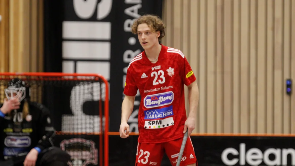 Hampus Grundel sköt Strängnäs första mål mot AIK.