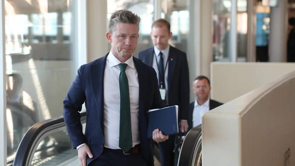 Försvarsminister Pål Jonson (M) anländer till kammaren när riksdagen ska debattera om svenskt deltagande med väpnad styrka för evakueringsinsats av svenskar från Sudan.