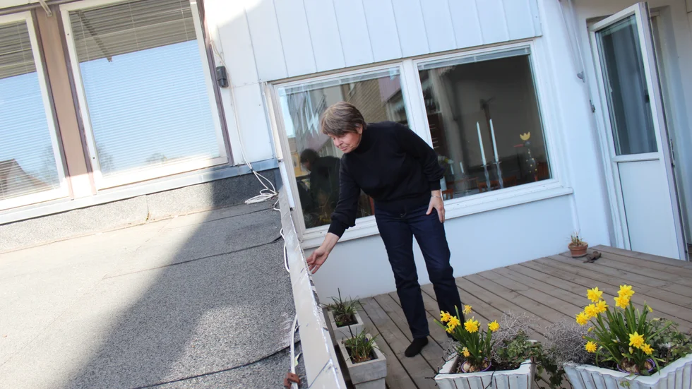"Vi har inget emot att det byggs bostäder. Men huset ligger i 90 graders vinkel, så deras balkonger kommer i princip bli en förlängning av vårt vardagsrumsfönster", sa Mona till VT tidigare i våras.