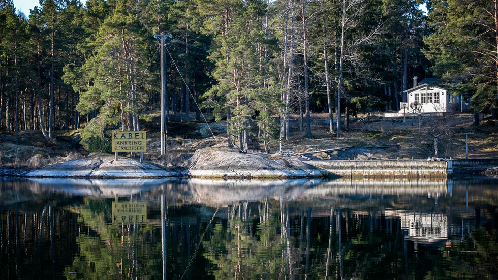 Vattennivåerna på Risö är ovanligt låga, som man kan se i markeringarna på klipporna.