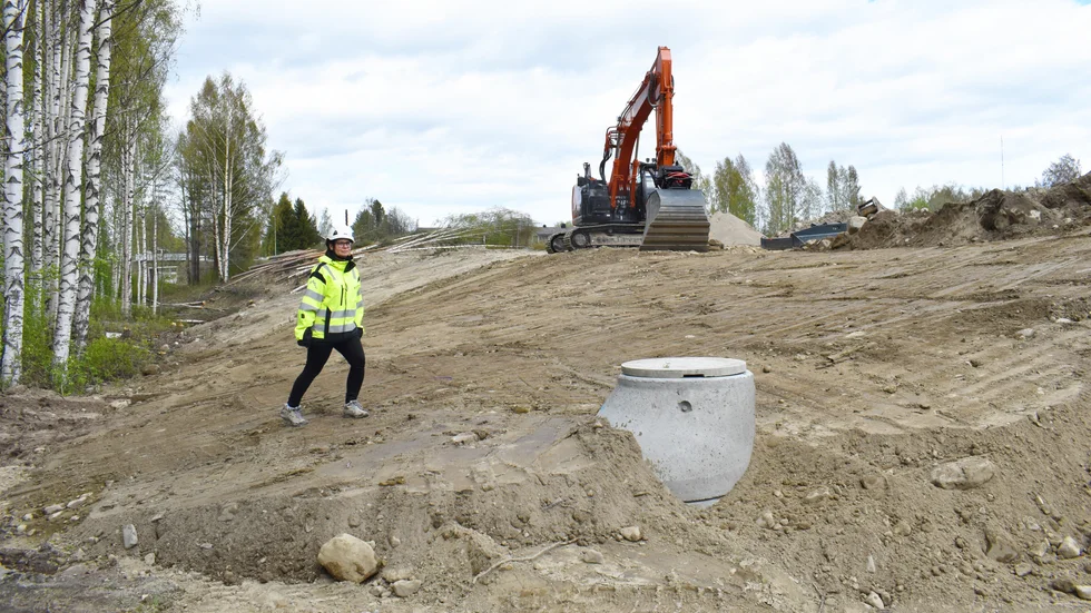 Kommunen bedömde att det förelåg en rasrisk ner mot ravinen och har därför genomfört en markberedning av samtliga tomter. 