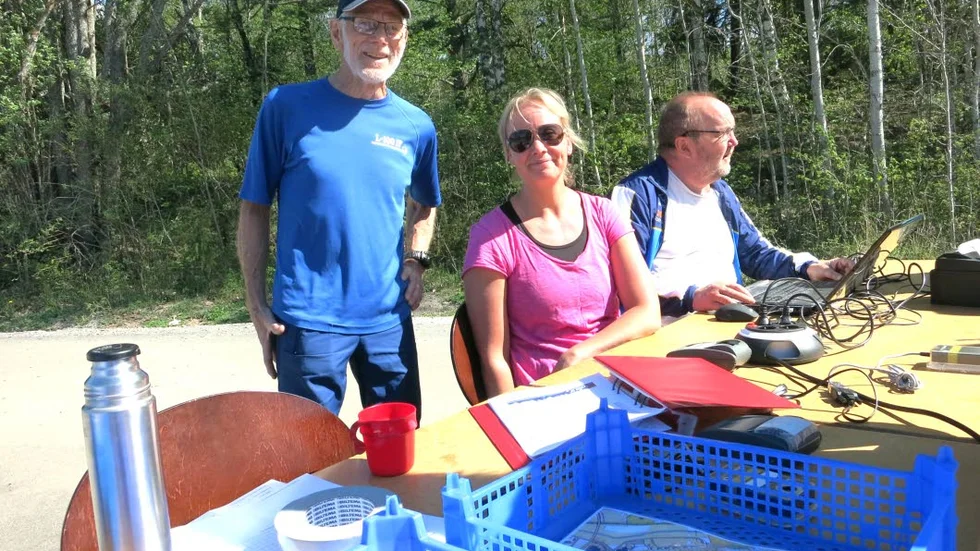 Sekretariat. Hasse Sahlberg och Torbjörn Nordlund från Långhundra IF med idrotssläraren Therese Rowa.