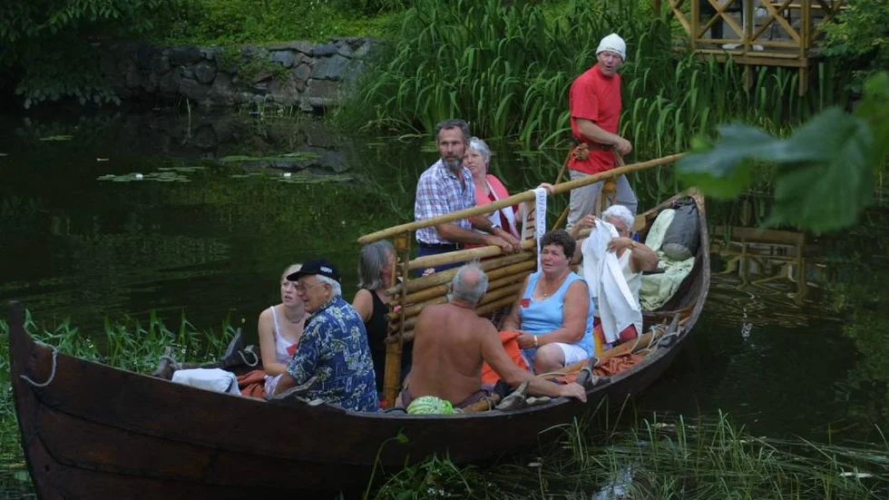 Viksbåten gör en seglats med danska turister i Norrtäljeån.