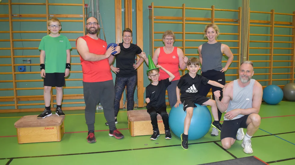 Ett gäng med träningssugna barn och vuxna. Familjefys är ett nytt inslag hos Friskis & Svettis i Vimmerby. 