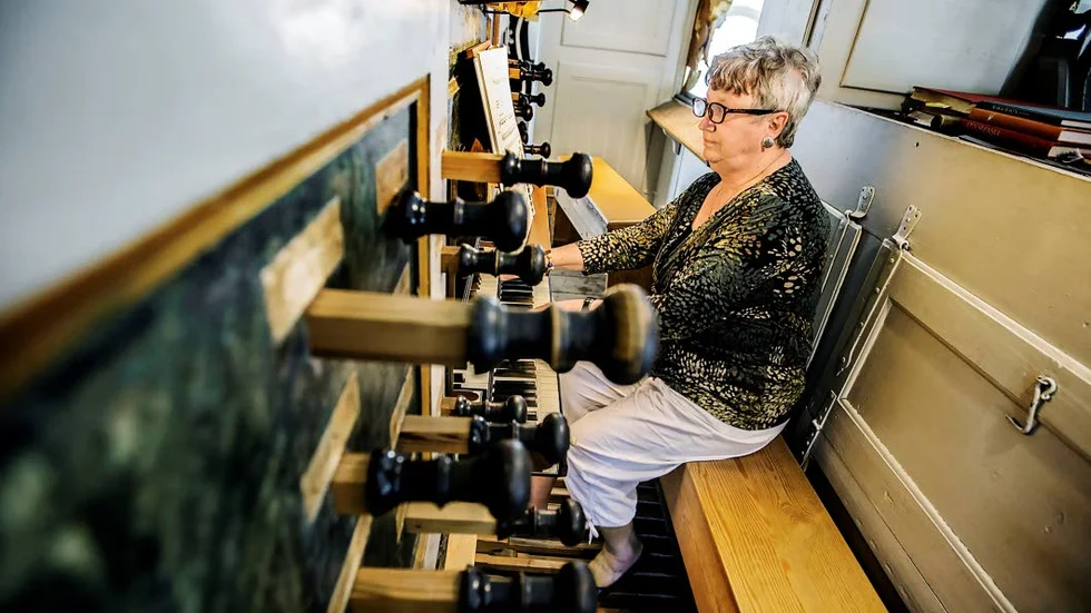 Birgitta Olsson har spelat på Cahmanorgeln i Lövsta under hela sitt yrkesliv.