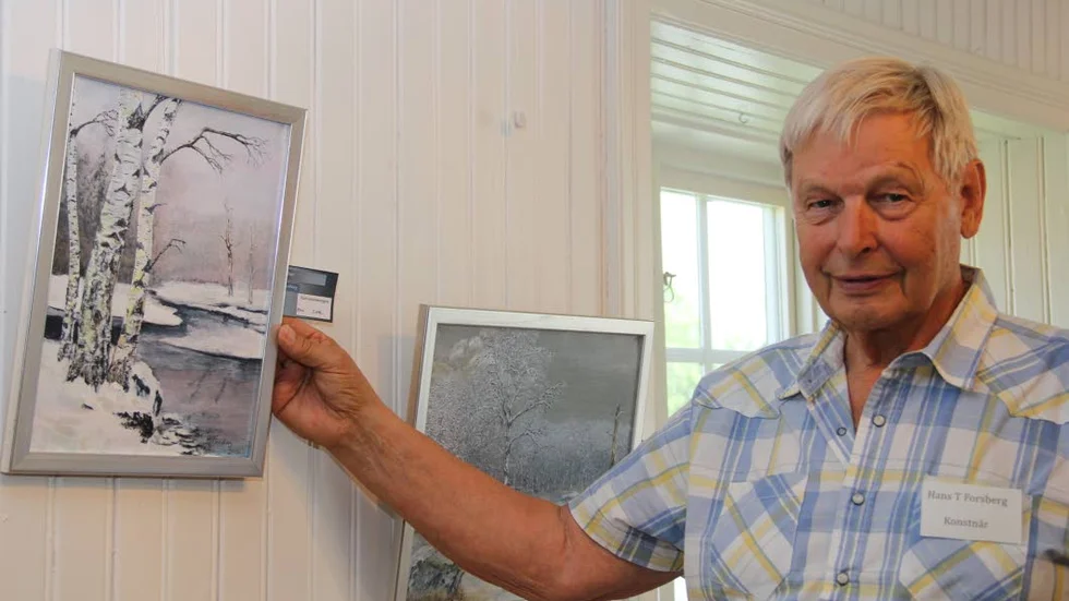 Naturskönt. Konstnären Hans T Forsberg visar en av de målningar han under veckan ställer ut på Bruksgården i Harg.