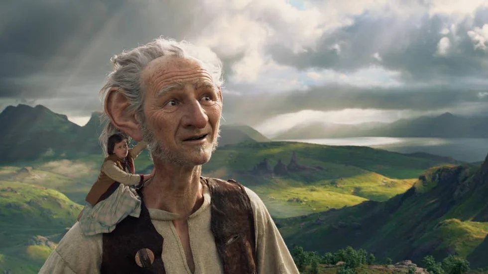 En annorlunda vänskap uppstår mellan den föräldralösa flickan Sophie (Ruby Barnhill) och den småvuxne jätten Svj (Mark Rylance) i Steven Spielbergs "Svj _ Stora vänlige jätten".