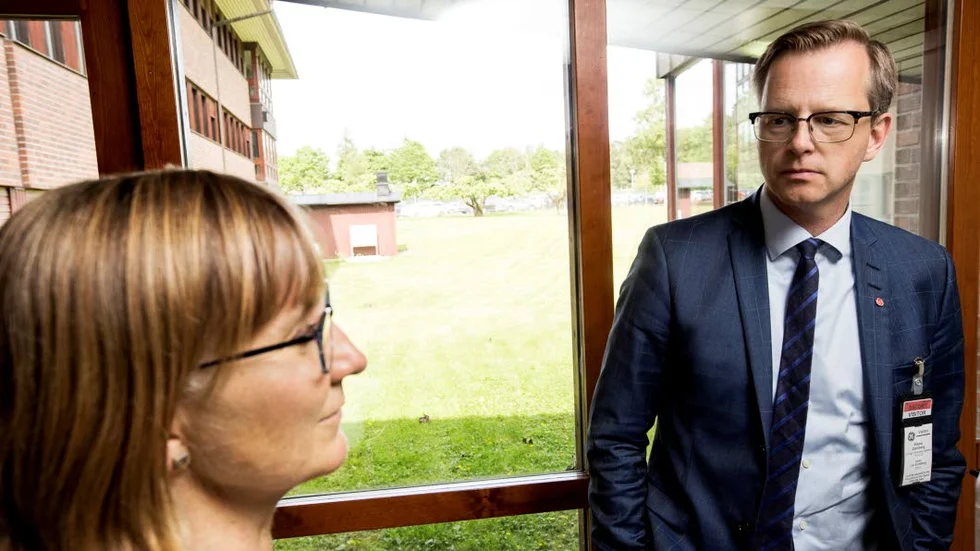 Företag och stat i samarbete. Lotta Ljungqvist, forskningschef på GE Healthcare, och statsrådet Mikael Damberg (S) samtal.