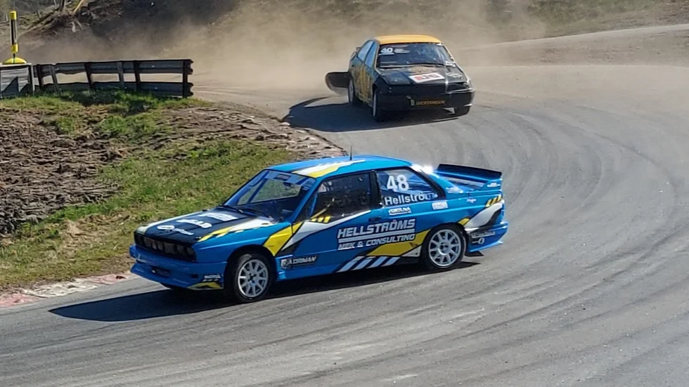 Oskar Hellström fortsätter åka SM i rallycross trots att kommande lopp avgörs samma dag som 18-åringen tar studenten.
