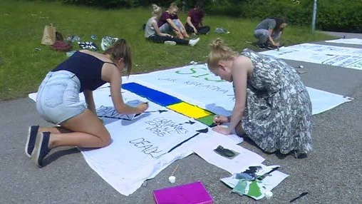 Kreativt skapande bland treorna på Lundellska skolan.