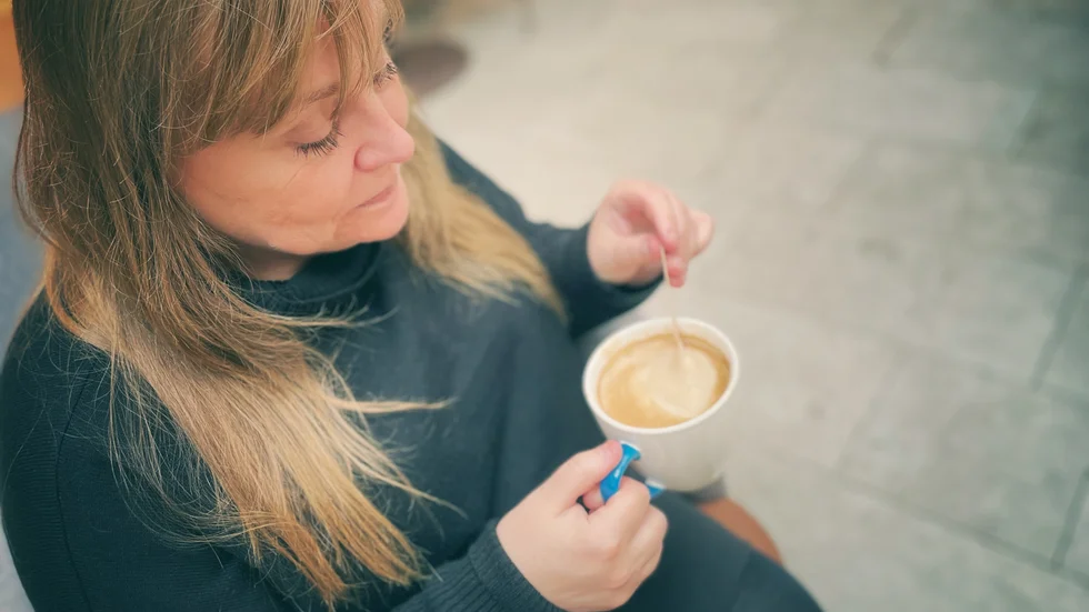 "Han börjar få problem med minnet", säger Åsa Karlsson, som ställer ut fotografier på sin pappa och hans ensamhet, efter att mamman dött. Bilderna ska visas i Sigtuna folkhögskolas utställning på Sigtuna museum. 