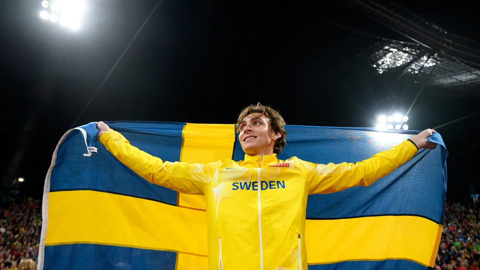 Armand Duplantis firar efter EM-guldet ifjol.