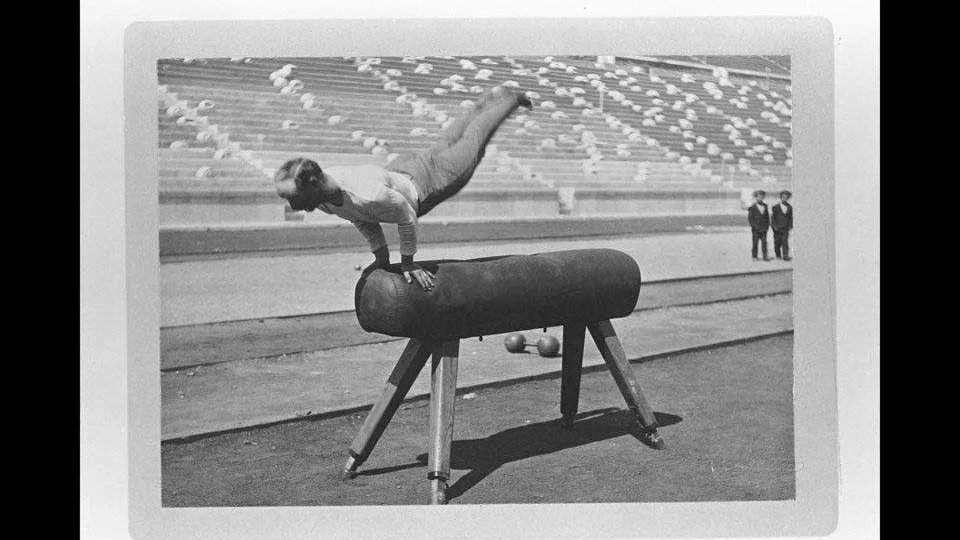 Inget svenskhopp. Tysken Carl Schujmann vann gymnastikgrenen hopp över häst vid OS i Aten 1896. På andra plats kom schweizaren Louis Zütter och inte, som UNT felaktigt påstod, svensken Henrik Sjöberg