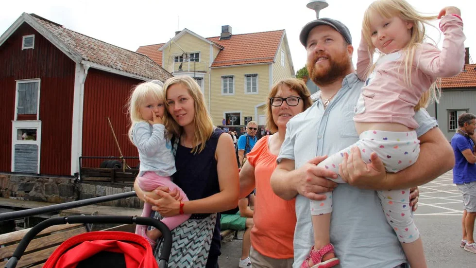 Folkvimmel. Båtveckans finallördag är den dag under året då flest människor besöker Öregrund. Madelene Löfblom (tv) är från Norrskedika och konstaterar att folkfesten på femton år gått från ett öltält vid piren, till tivoli, EM och stora artister. Hon besöker Öregrund med Yvonne Löfblom, Erik Stridsberg och barnen Majken, Ebba och sovande lillasyster Fanny Löfblom-Stridsberg.
