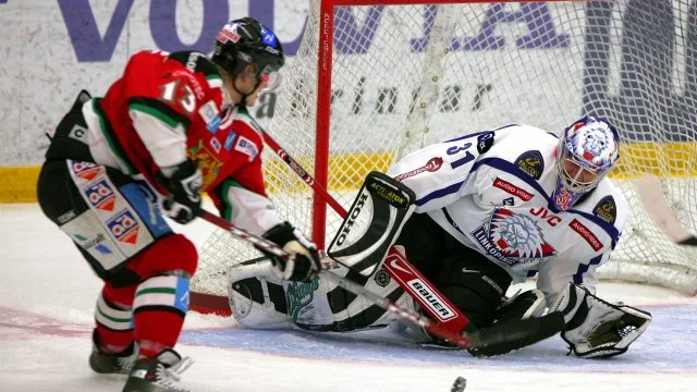 MORA 20070226  Mora-Linköping: Linköpings målvakt nr 31 Rastislav Stana räddar chans från Moras nr 13 Marco Tuokko
FOTO: Daniel Eriksson / SCANPIX / Kod 200