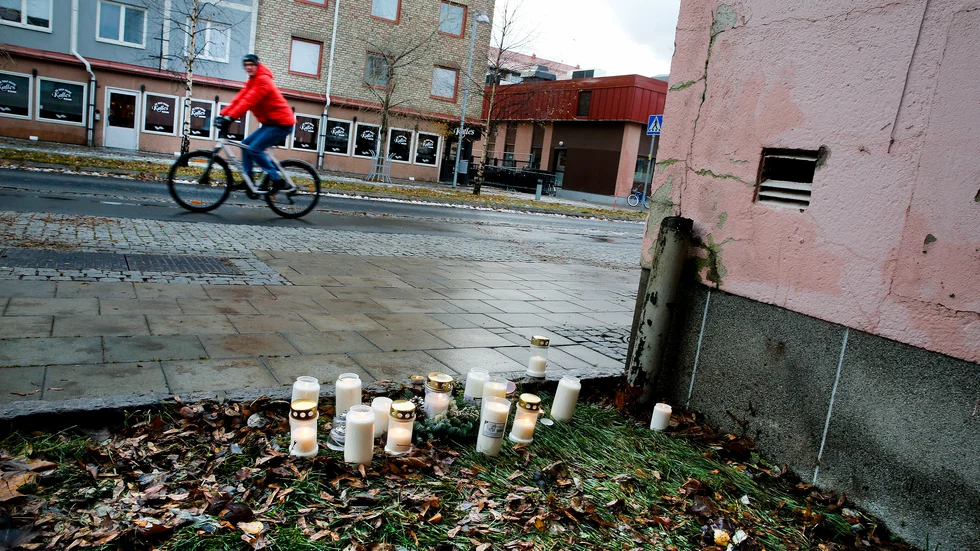 Kort efter mordet på Sundsgatan i centrala Piteå tände människor ljus till minne av Andreas Ylipää. 