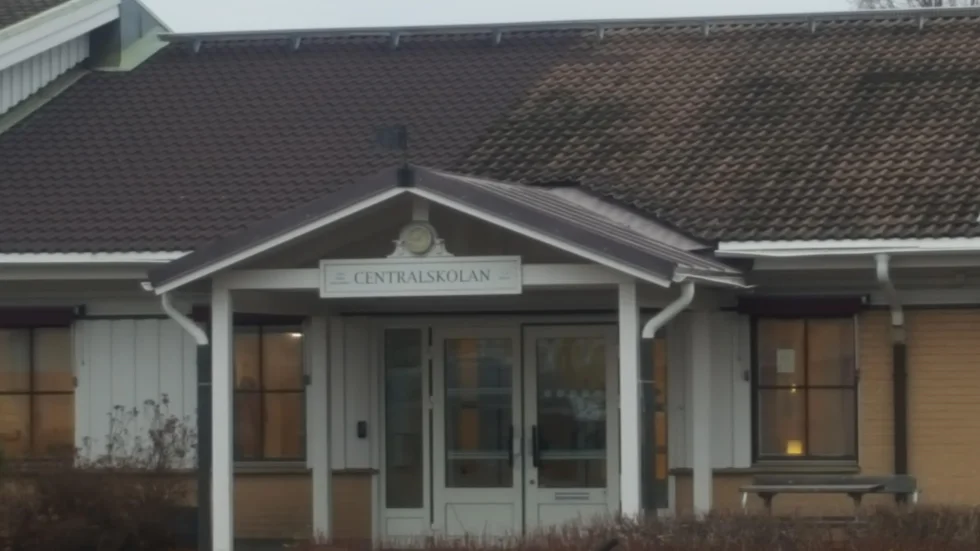 Flera verksamheter på Centralskolan i Tierp behöver byta lokal på grund av att luftkvaliteten är under gränsvärdet. Tierps kommun ska göra fler undersökningar och åtgärder under tiden.