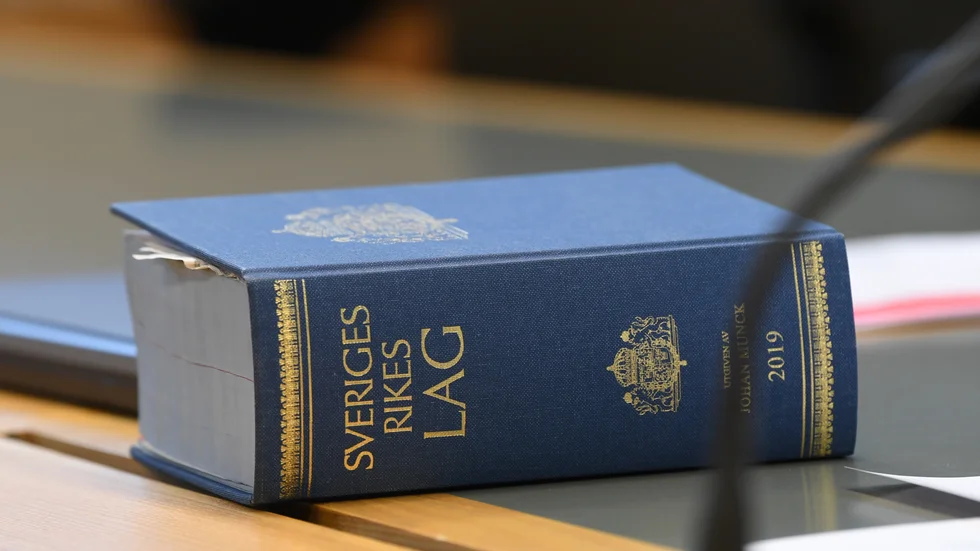 En man och en kvinna häktades av Göteborgs tingsrätt misstänkta för ett slumpmässigt mord på en 42-åring i Göteborg.