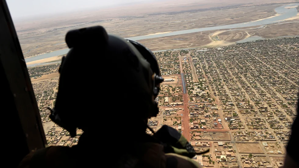 En fransk soldat tittar ut från sin helikopter över Gao i norra Mali. Arkivbild.