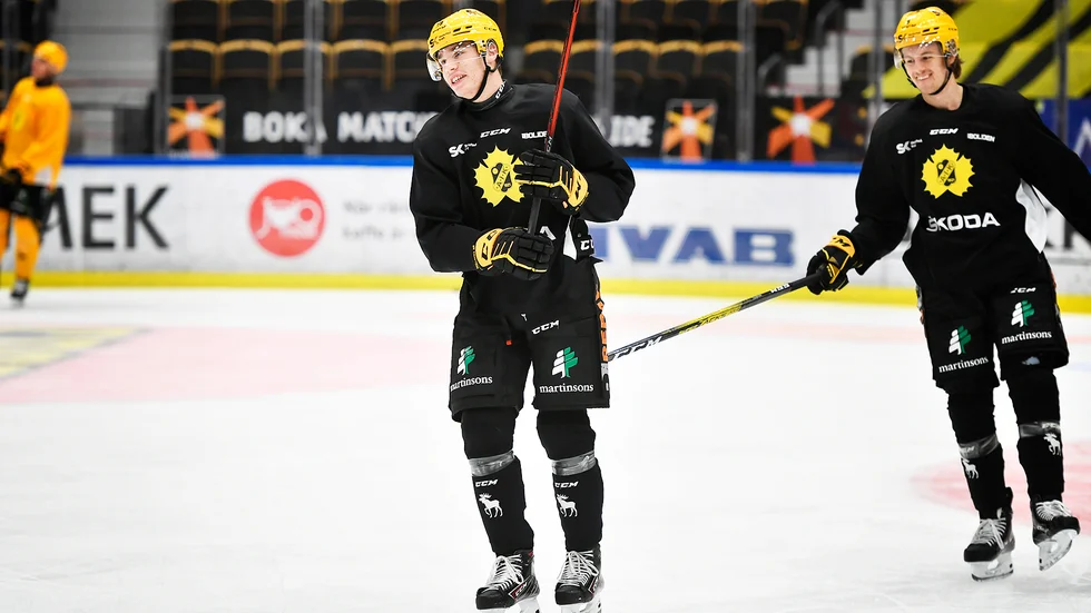Albin Sundsvik, till vänster, retas av lagkamraten Philip Broberg. Detta efter att Sundsvik fått avsluta uppvärmningsövningen i mitten utan att lyckats bryta passningarna från de övriga lagkamraterna.