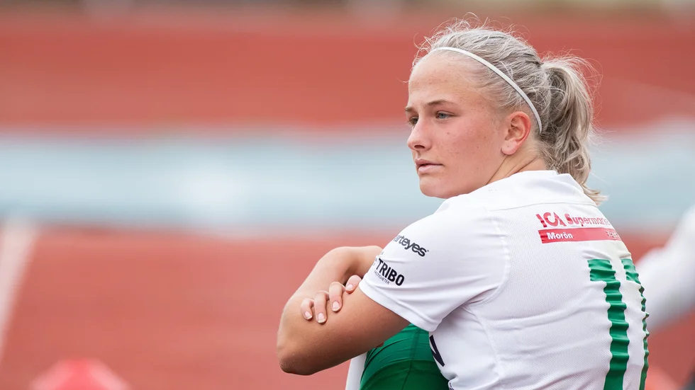 15-åriga supertalangen Tuva Skog dominerade i första halvlek på Hammarby IP. Hon tröttande dock lite i andra och byttes ut mot Agnes Brännström när Morön föll med 0–2. 