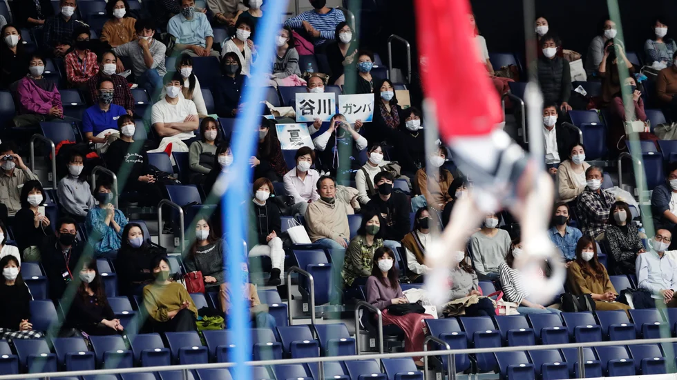 Runt 2|000 åskådare fick följa den internationella gymnasttiktävlingen i Tokyo på söndagen. Tävlingen är ett första test för hur ett OS i Tokyo under coronapandemin skulle kunna se ut.