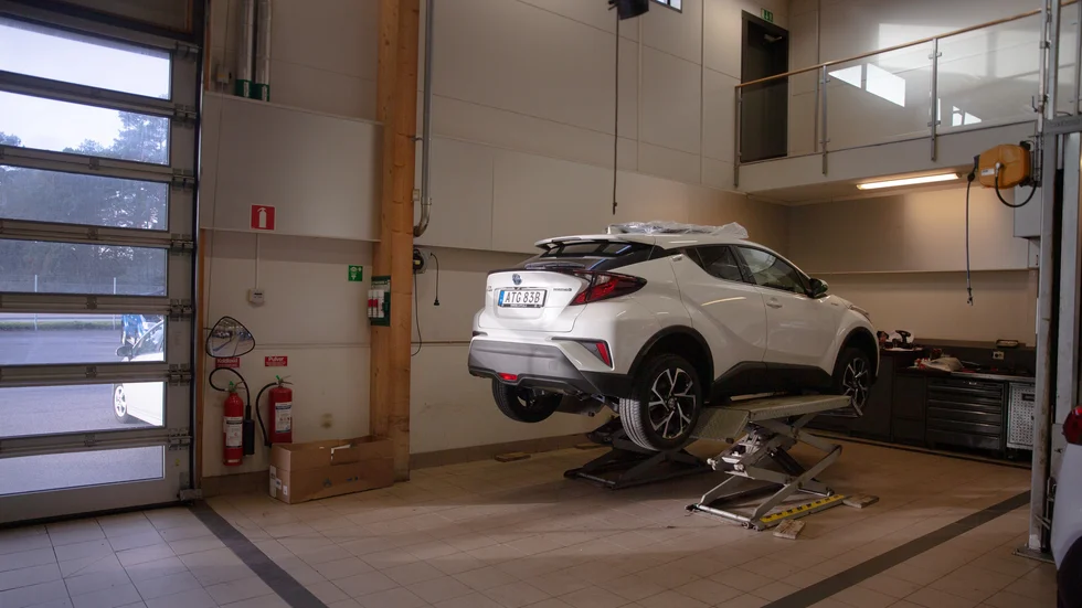 På Biltrean-Toyota Uppsala har personalen fullt upp med att byta till kundernas vinterdäck. 