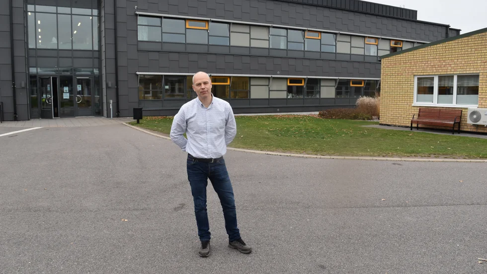 Värgårdsskolans rektor Johannes Kullered är glad över att skolan är bra på att jobba mot gymnasiebehörighet. 