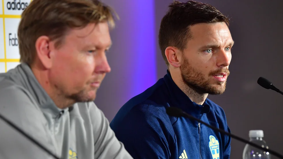 Assisterande förbundskapten Peter Wettergren och vikarierande lagkaptenen Marcus Berg under en pressträff i samband med det svenska landslagets träning på Stade de France i Paris inför Nations League-matchen mellan Frankrike och Sverige på tisdag.